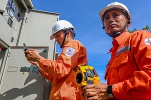 Kiểm tra tủ điện, bảo đảm hệ thống vận hành an toàn, ổn định. (Ảnh: EVN)