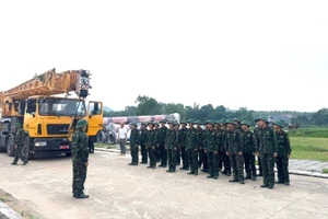 Quân khu 2 đã điều động lực lượng và vật lực hỗ trợ thi công Dự án Đường dây 500 KV Lào Cai-Vĩnh Yên. (Ảnh: LÊ CHI)