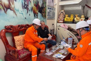 Ngành điện thực hiện tuyên truyền với khách hàng sử dụng điện. (Ảnh: LÊ CHI) 