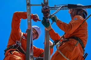 Bảo đảm vận hành hệ thống điện trong cao điểm nắng nóng. (Ảnh: EVNHANOI)