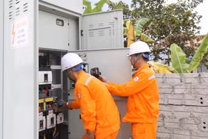 Cán bộ công nhân viên thực hiện kiểm tra, bảo đảm lưới điện vận hành ổn định. (Ảnh: LÊ CHI)
