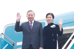 Tổng Bí thư Tô Lâm và Phu nhân rời Hà Nội, lên đường sang Lào. (Ảnh: Thống Nhất/TTXVN)