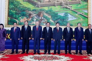 Tổng Bí thư Tô Lâm; Chủ tịch Đảng Nhân dân Campuchia Samdech Techo Hun Sen; Tổng Bí thư, Chủ tịch nước Lào Thongloun Sisoulith cùng lãnh đạo chủ chốt 3 Đảng tại Cuộc gặp. (Ảnh: Thống Nhất-TTXVN)