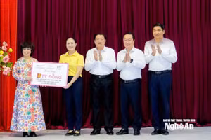 Đồng chí Phan Đình Trạc cùng các nhà hảo tâm trao quà hỗ trợ tỉnh Nghệ An khắc phục hậu quả do hoàn lưu bão số 3 gây ra.