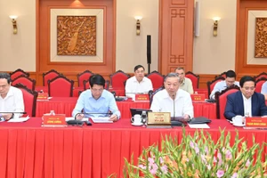 Tập thể Bộ Chính trị làm việc với các ban thường vụ cấp ủy trực thuộc Trung ương về công tác chuẩn bị đại hội. (Ảnh: ĐĂNG KHOA)