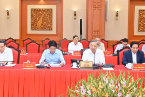 Tập thể Bộ Chính trị làm việc với các ban thường vụ cấp ủy trực thuộc Trung ương về công tác chuẩn bị đại hội. (Ảnh: ĐĂNG KHOA)