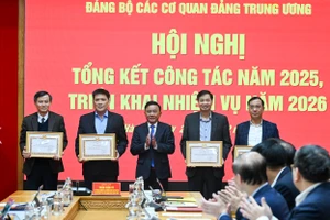 Thường trực Ban Bí thư Trần Cẩm Tú, Bí thư Đảng ủy các cơ quan Đảng Trung ương trao bằng khen cho các tập thể hoàn thành xuất sắc nhiệm vụ năm 2025. (Ảnh: DUY LINH) 