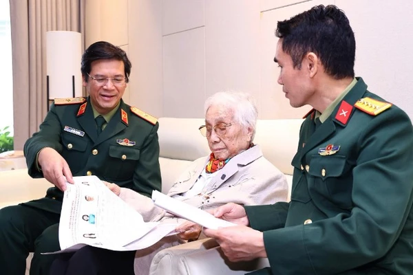 Nguyên Phó Chủ tịch nước Nguyễn Thị Bình bỏ phiếu tại điểm bầu cử số 32, Bệnh viện Trung ương Quân đội 108.