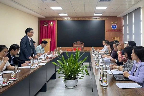 Thạc sĩ, bác sĩ chuyên khoa I Hoàng Trọng Quý, Phó Giám đốc Sở Y tế thành phố Huế trao đổi về công tác dân số của thành phố. 