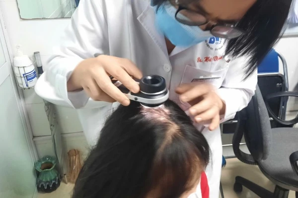 Bác sĩ thăm khám cho người bệnh. 