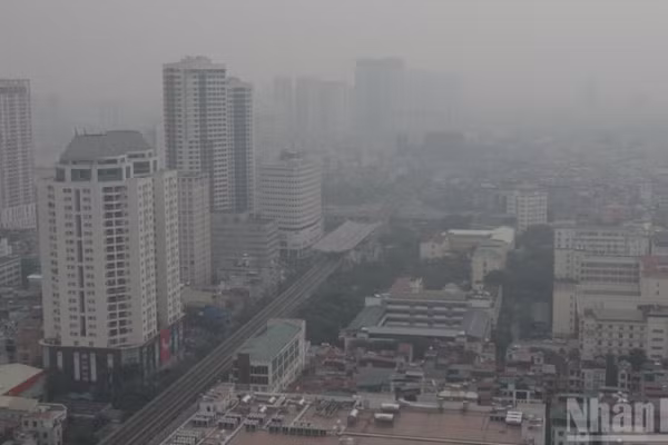 Tình trạng không khí Hà Nội vẫn tiếp tục ở mức rất xấu. (Ảnh: HOÀI AN)
