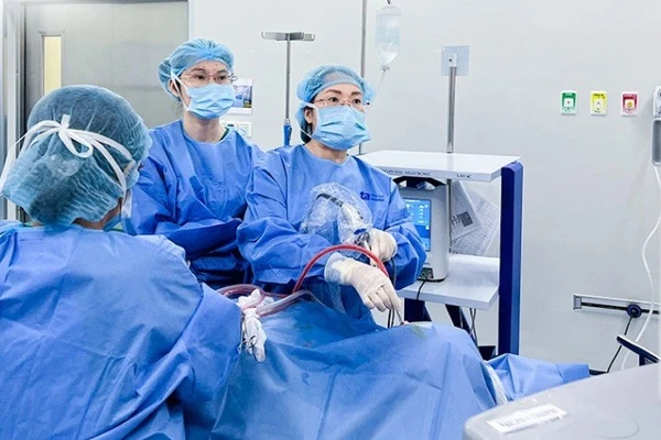 Thạc sĩ, bác sĩ chuyên khoa II Trần Thị Thúy Hằng phẫu thuật cho người bệnh. 