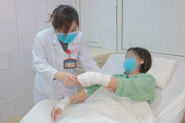 Bác sĩ thăm khám cho bệnh nhân. 