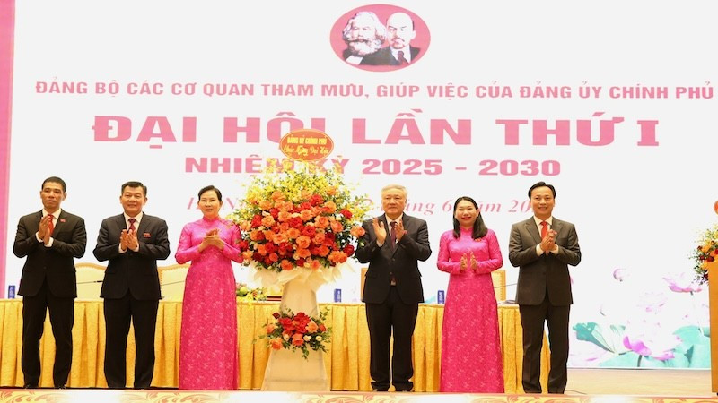 Phó Thủ tướng Thường trực Chính phủ Nguyễn Hòa Bình tặng Đại hội lẵng hoa tươi thắm của Đảng ủy Chính phủ. pttg-tang-lang-hoa-tuoi-tham-cua-dang-uy-cp-chuc-mung-dai-hoi.jpg