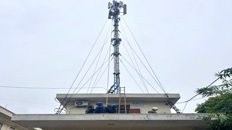 Cán bộ kỹ thuật VNPT địa bàn Hưng Yên gia cố trạm phát sóng tại xã Nam Cường. image6.jpg
