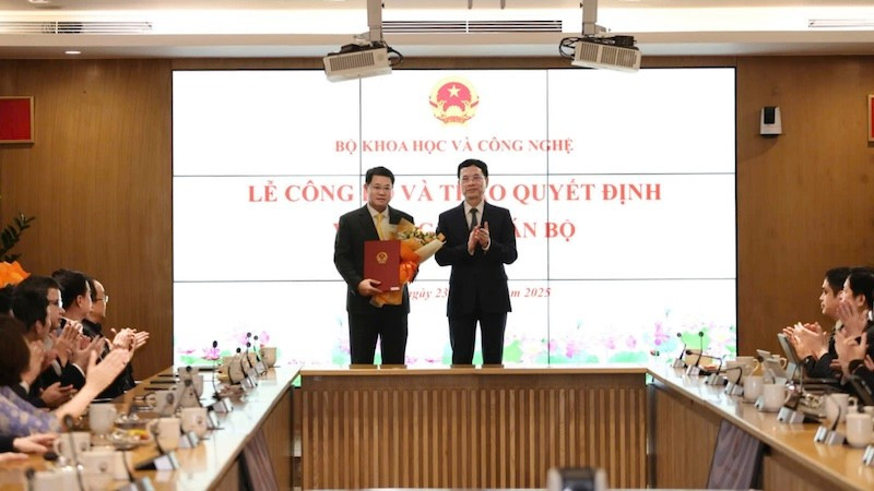 Bộ trưởng Nguyễn Mạnh Hùng đã trao Quyết định bổ nhiệm ông Nguyễn Trường Giang