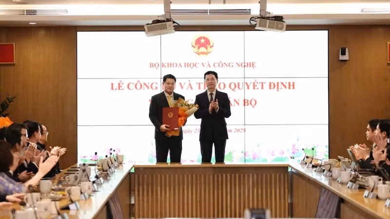 Bộ trưởng Nguyễn Mạnh Hùng đã trao Quyết định bổ nhiệm ông Nguyễn Trường Giang