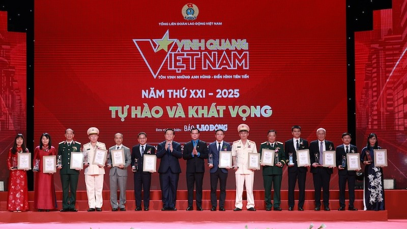 Đại diện của 13 đơn vị tập thể được vinh danh tại chương trình Vinh quang Việt Nam 2025.