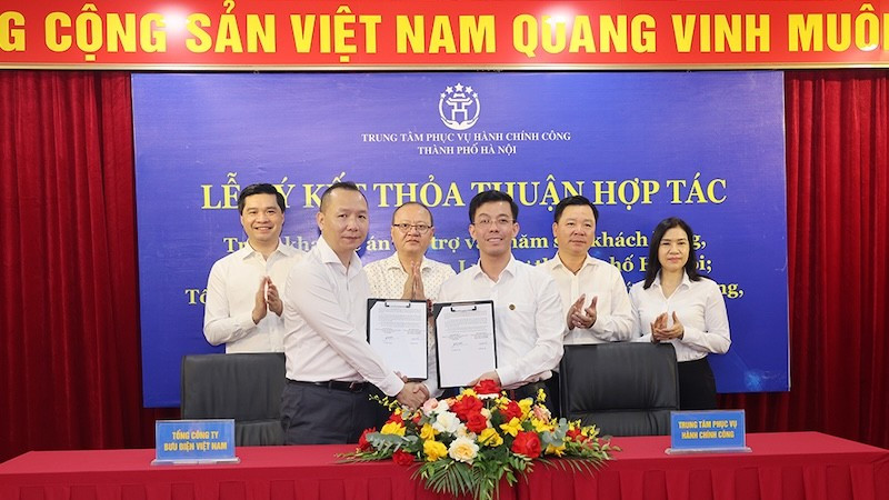 Đại diện Tổng công ty Bưu điện Việt Nam và Trung tâm phục vụ Hành chính công thành phố Hà Nội ký kết thỏa thuận hợp tác.