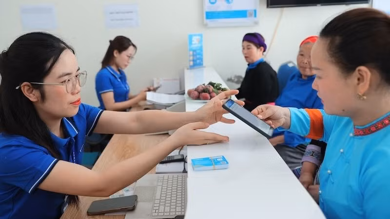 Nhân viên VinaPhone phục vụ khách xác thực thông tin tại điểm giao dịch VNPT Bắc Hà-Lào Cai.