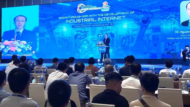 Phó Giám đốc Trung tâm Internet Việt Nam Nguyễn Trường Giang phát biểu khai mạc phiên toàn thể hội nghị.