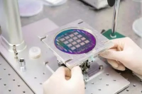 Chip ảnh nhiệt không làm lạnh chế tạo trên phiến 100mm tại phòng sạch, Trung tâm Nano và Năng lượng, Khoa Vật Lý, Trường đại học Khoa học Tự nhiên.