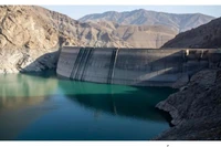 Mực nước sau đập Amir Kabir (cung cấp nước ngọt cho Iran) giảm xuống mức thấp nhất trong lịch sử. Ảnh Internet.