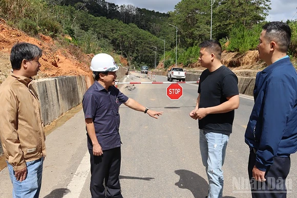 Giám đốc Sở Xây dựng tỉnh Quảng Ngãi Nguyễn Phúc Nhân chỉ đạo “nóng” tại hiện trường vết nứt mặt đường tại tại Km112+200 Quốc lộ 24.