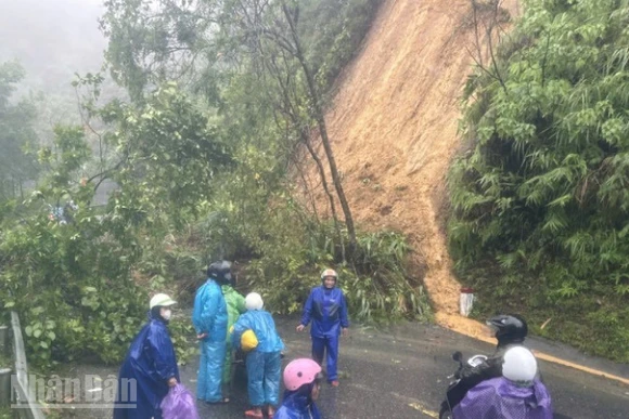 QL49 nối trung tâm thành phố lên các xã A Lưới bị sạt ta-luy dương ở km76 lúc 15 giờ, đã được xử lý thông xe.