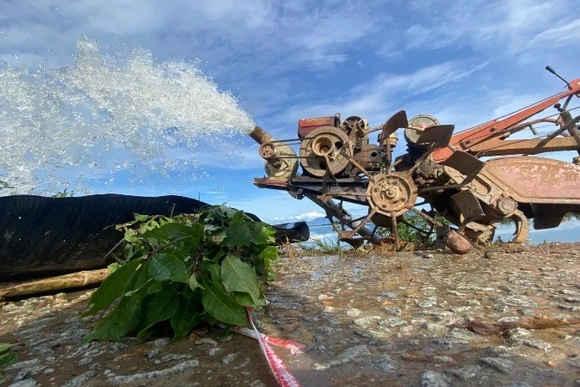 Hàng trăm máy bơm của nông dân trên toàn thành phố đã được huy động cứu lúa hè thu.