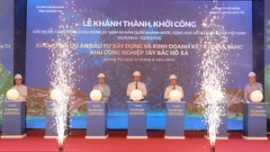 Các đại biểu thực hiện nghi lễ khởi công dự án Khu công nghiệp tây bắc Hồ Xá.