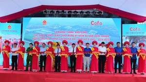 Các đại biểu cắt băng khánh thành, đưa nhà máy sản xuất lốp ô-tô vào hoạt động.