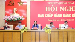 Các đồng chí Thường trực Tỉnh ủy Quảng Ngãi điều hành hội nghị.