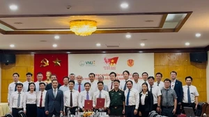 Ký kết thỏa thuận hợp tác trong lĩnh vực công nghệ lượng tử, an toàn thông tin và công nghệ bán dẫn giữa Đại học Quốc gia Hà Nội và Ban cơ yếu chính phủ. 