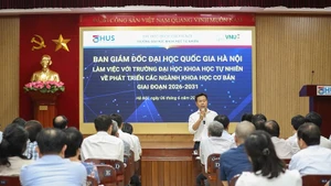 Giáo sư, Tiến sĩ Lê Quân, Giám đốc Đại học Quốc gia Hà Nội đối thoại với các nhà khoa học tại Trường Đại học Khoa học Tự nhiên ngày 6/6.