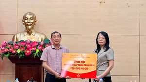 Chánh Văn phòng Quỹ Đền ơn đáp nghĩa Trung ương Đào Ngọc Lợi tiếp nhận số tiền ủng hộ của Nhà xuất bản Chính trị quốc gia Sự thật.