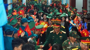 Tối 4/6, tại Ga Sài Gòn, Quận 3, Thành phố Hồ Chí Minh, Bộ Tư lệnh Quân khu 7 tổ chức lễ tiễn đoàn cán bộ, chiến sĩ lên đường ra Hà Nội tham gia nhiệm vụ diễu binh, diễu hành A80.