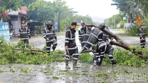 Cán bộ, chiến sĩ Trung đoàn Cảnh sát Cơ động Bắc Trung Bộ tích cực tham gia khắc phục hậu quả bão số 5. (Ảnh: Báo Nhân Dân)