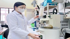 Cán bộ Viện Hóa học chiết xuất hoạt chất từ cây vông để bào chế chế phẩm hỗ trợ điều trị tiểu đường. (Ảnh MINH DUY)