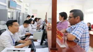 Người dân, doanh nghiệp đến giải quyết thủ tục hành chính tại Trung tâm phục vụ hành chính công phường Trường Vinh.