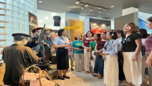 Du khách tham quan Bảo tàng Quảng Ninh được trải nghiệm hệ thống thuyết minh số bằng tiếng Anh, tiếng Việt qua Audio Guide. (Ảnh THUẬN THÀNH )