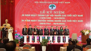 Đại diện các lãnh đạo bấm nút khởi động Chương trình nhân đạo "Mắt sáng cho người cao tuổi".