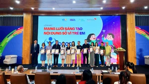 Đại diện một số tổ chức thành viên sáng lập Mạng lưới DCCC ra mắt.
