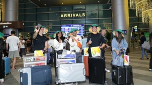 Năm 2024, tổng doanh thu của Cảng hàng không quốc tế Đà Nẵng đạt 1.615 tỷ đồng, đạt 104%. Trong ảnh là những du khách quốc tế đầu tiên từ Dubai đến Đà Nẵng tháng 6/2025. (Ảnh: ANH ĐÀO)