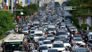 Xe cộ lưu thông trên trục đường Trường Chinh-Ngã Tư Sở (Hà Nội). (Ảnh: THÀNH ĐẠT/Báo Nhân Dân)