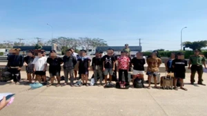 Công dân Việt Nam được phía Campuchia trao trả. (Ảnh: Báo Nhân Dân)
