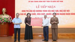 Đồng chí Đỗ Văn Chiến (thứ 2 từ phải sang) thay mặt Ban Thường trực Ủy ban Trung ương Mặt trận Tổ quốc Việt Nam tiếp nhận số tiền quyên góp 82 tỷ đồng.
