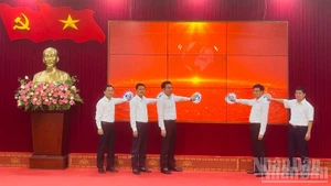 Lãnh đạo Tỉnh Lào Cai và xã Yên Bình ra mắt Trang thông tin Đại hội Đảng bộ xã Yên Bình. (Ảnh: THANH SƠN)