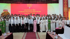 Đồng chí Nguyễn Đức Trung, Bí thư Tỉnh ủy Nghệ An cùng Đoàn công tác thăm, chúc mừng tập thể cán bộ, phóng viên Báo Nghệ An.
