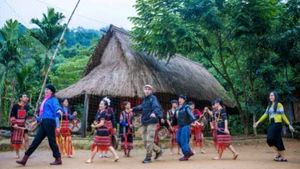 Du khách trải nghiệm du lịch cộng đồng ở làng Cheng Tông, Thôn 1, xã Trà Cang, huyện Nam Trà My.